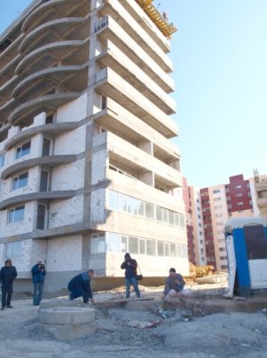 Tragedie la blocurile ieftine: un muncitor a căzut de la etajul 9 şi a murit